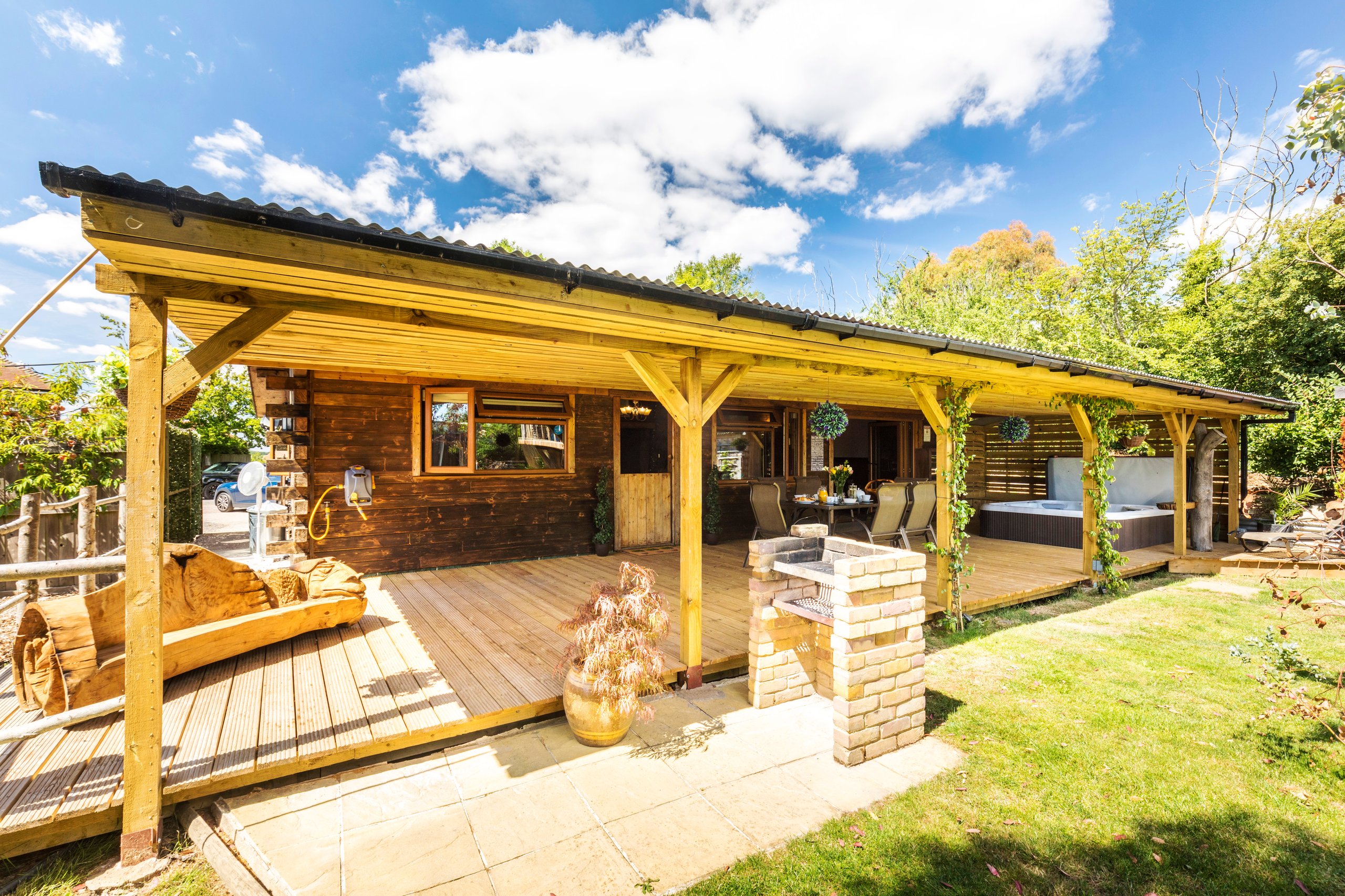 Honey Lodge Retreat with Treehouse Snug