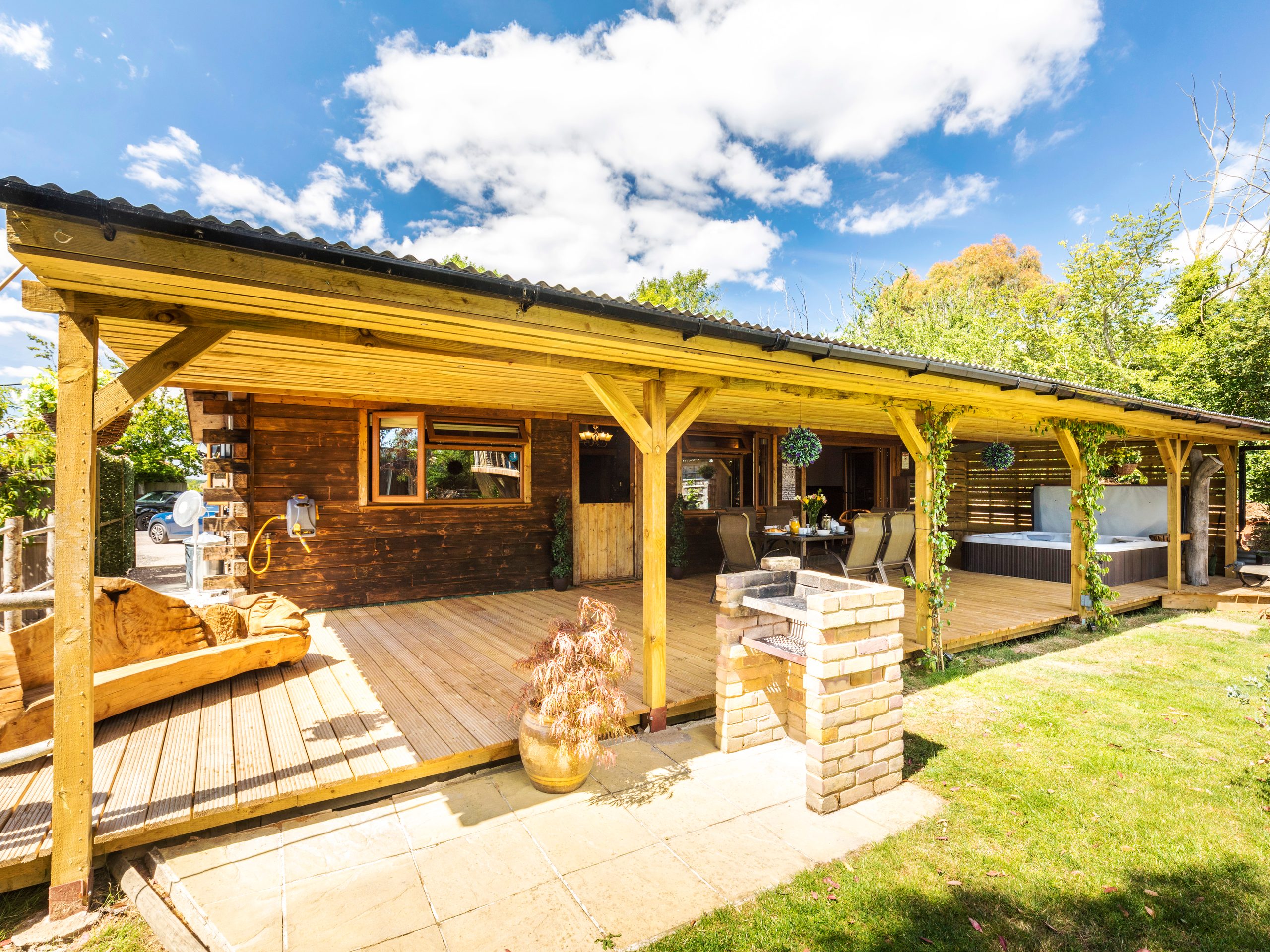 Honey Lodge Retreat with Treehouse Snug