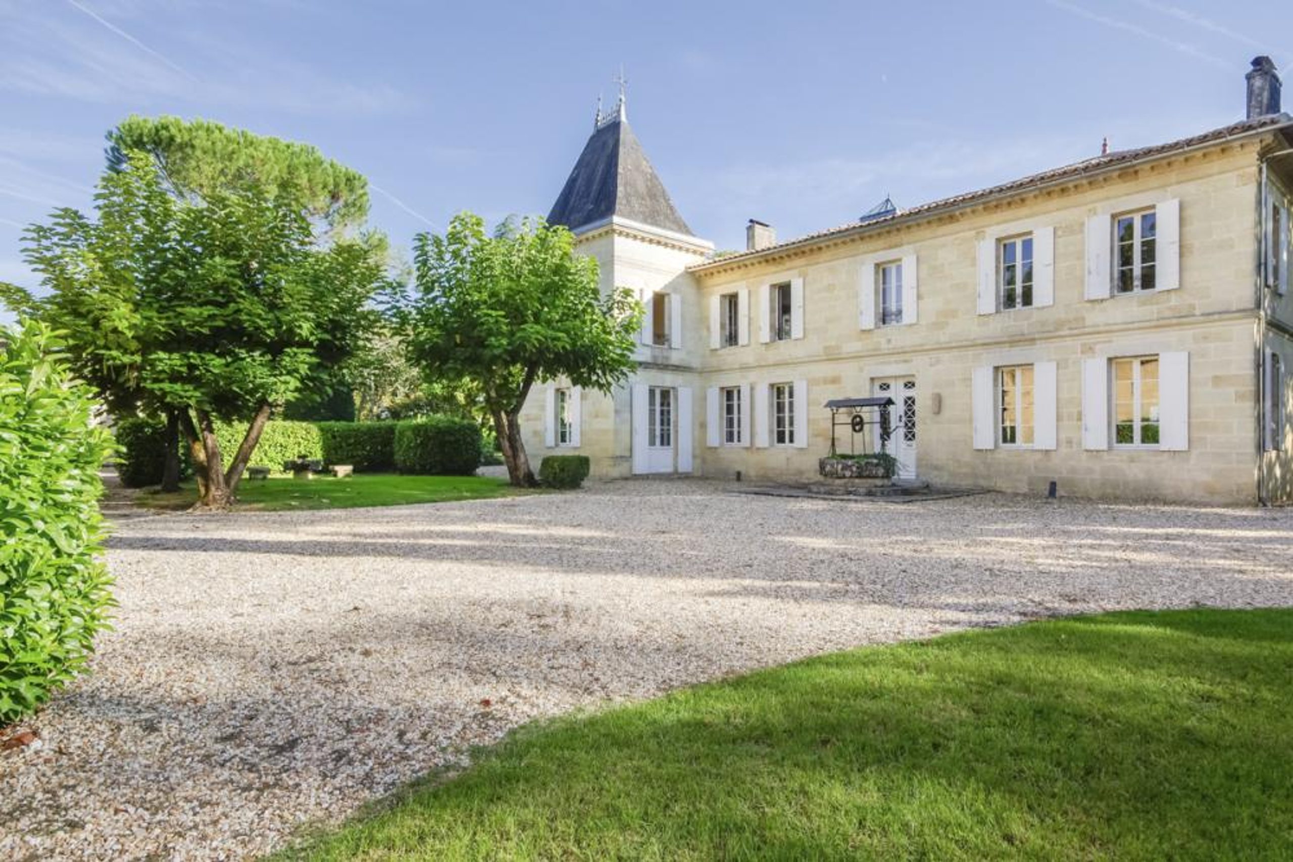 Chateau Les Peintures - Image 1