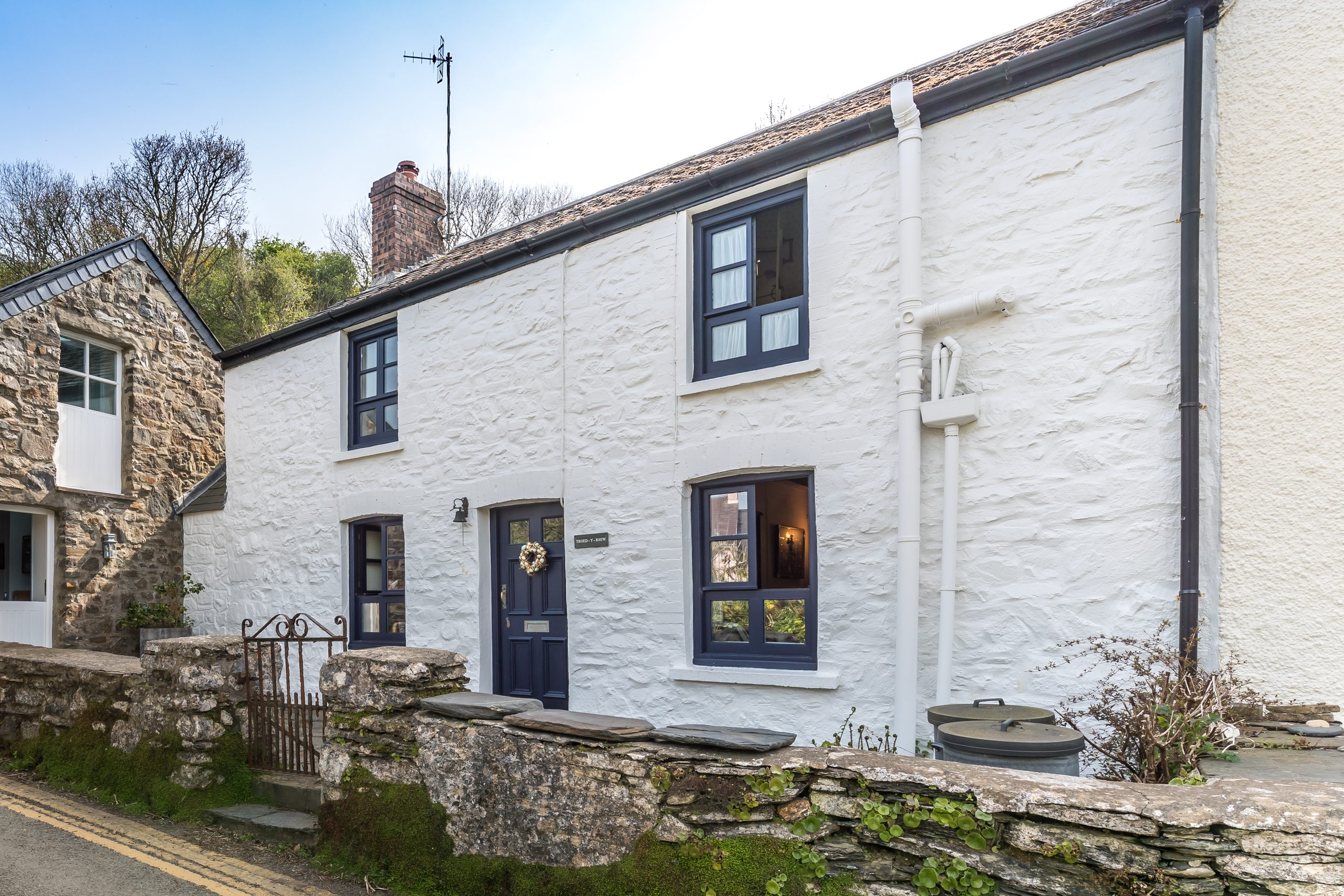 Troed-Y-Rhiw - Image 1