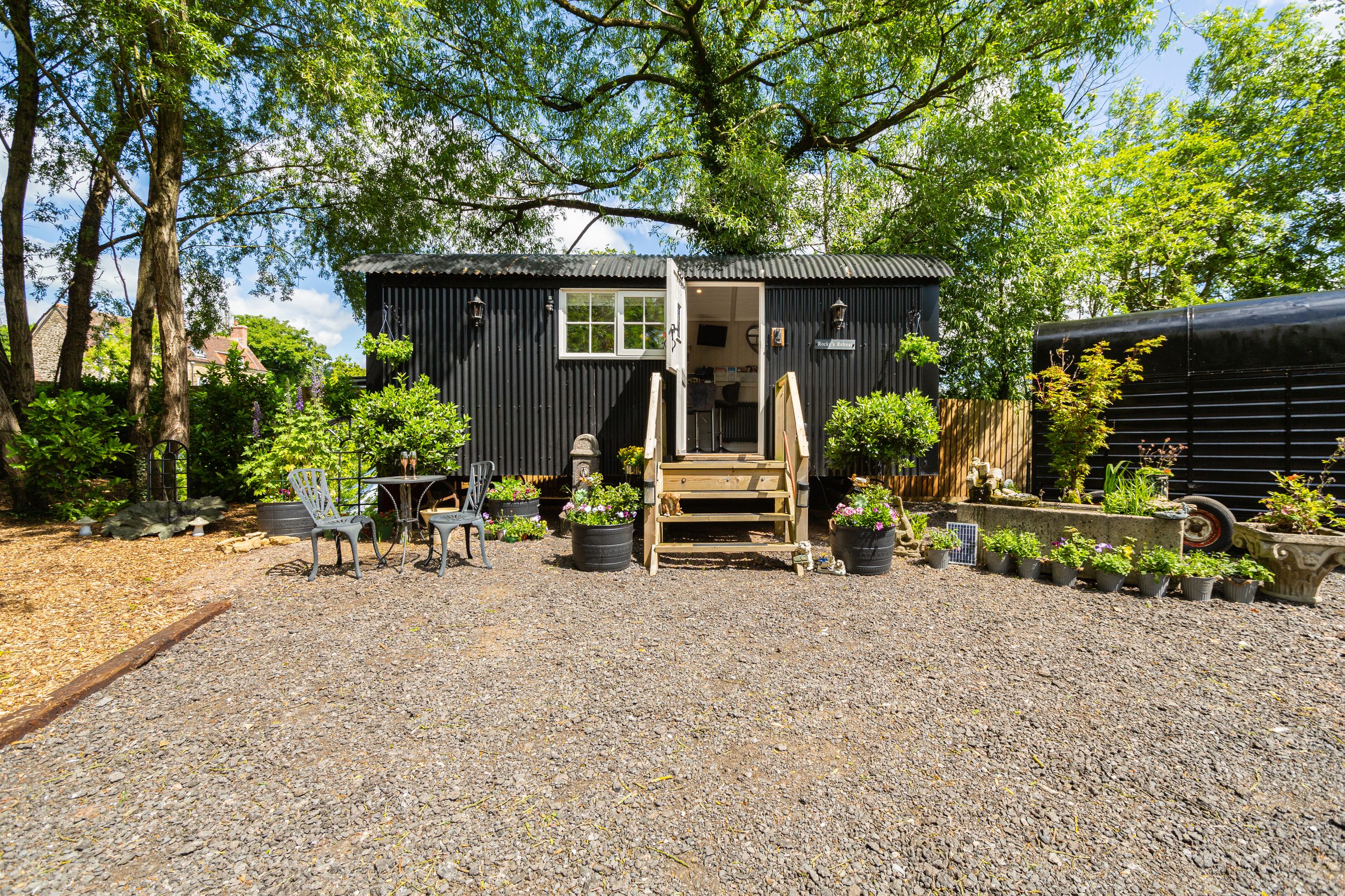 Rockys Retreat - Image 1