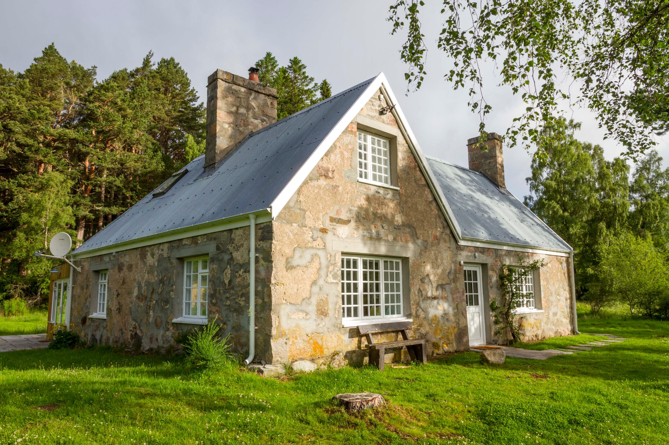 Loch an Eilein Cottage - Image 1