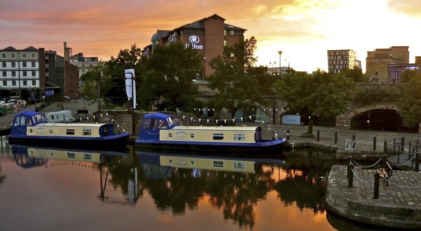 Houseboat Hotels