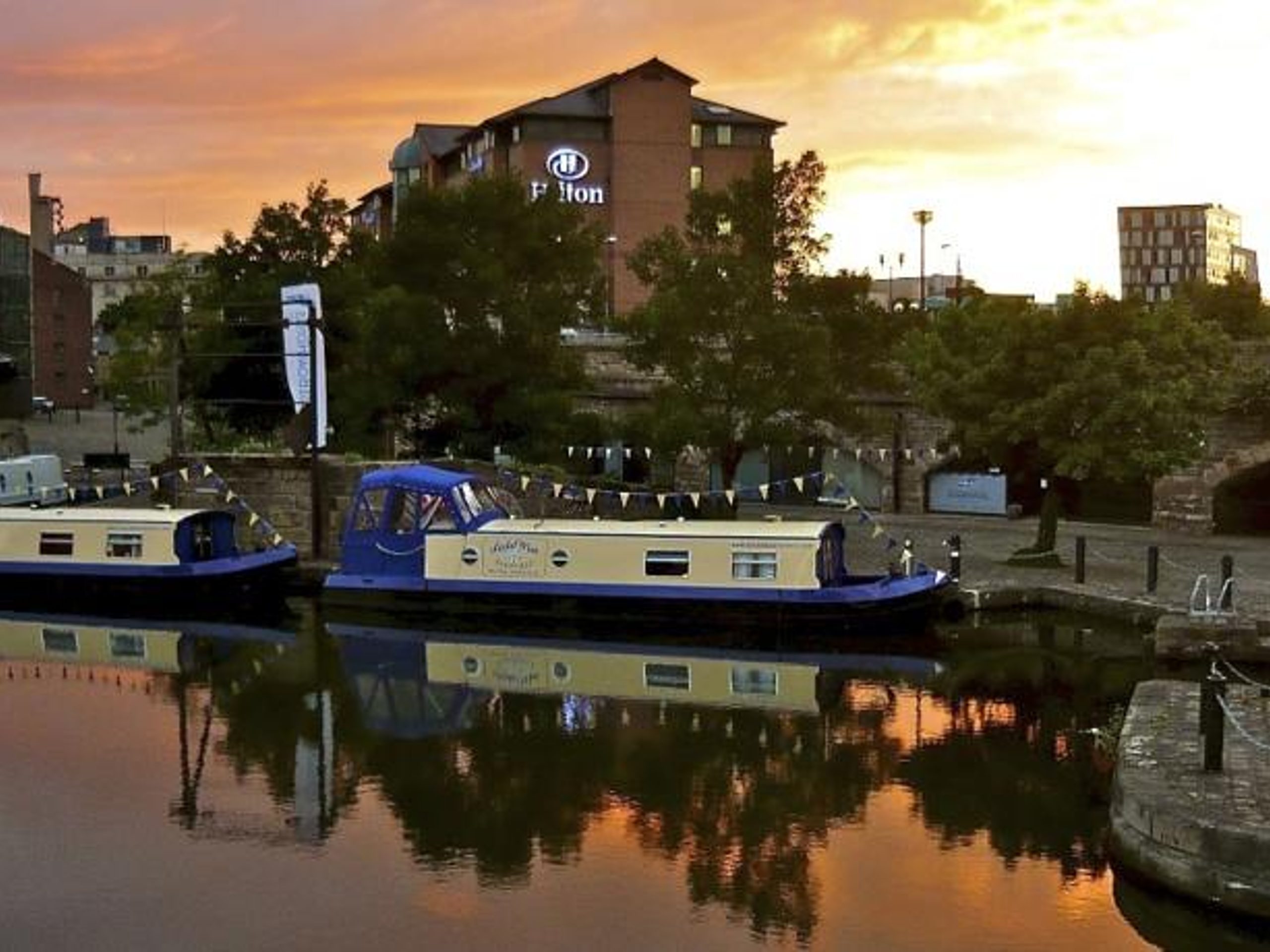 Houseboat Hotels