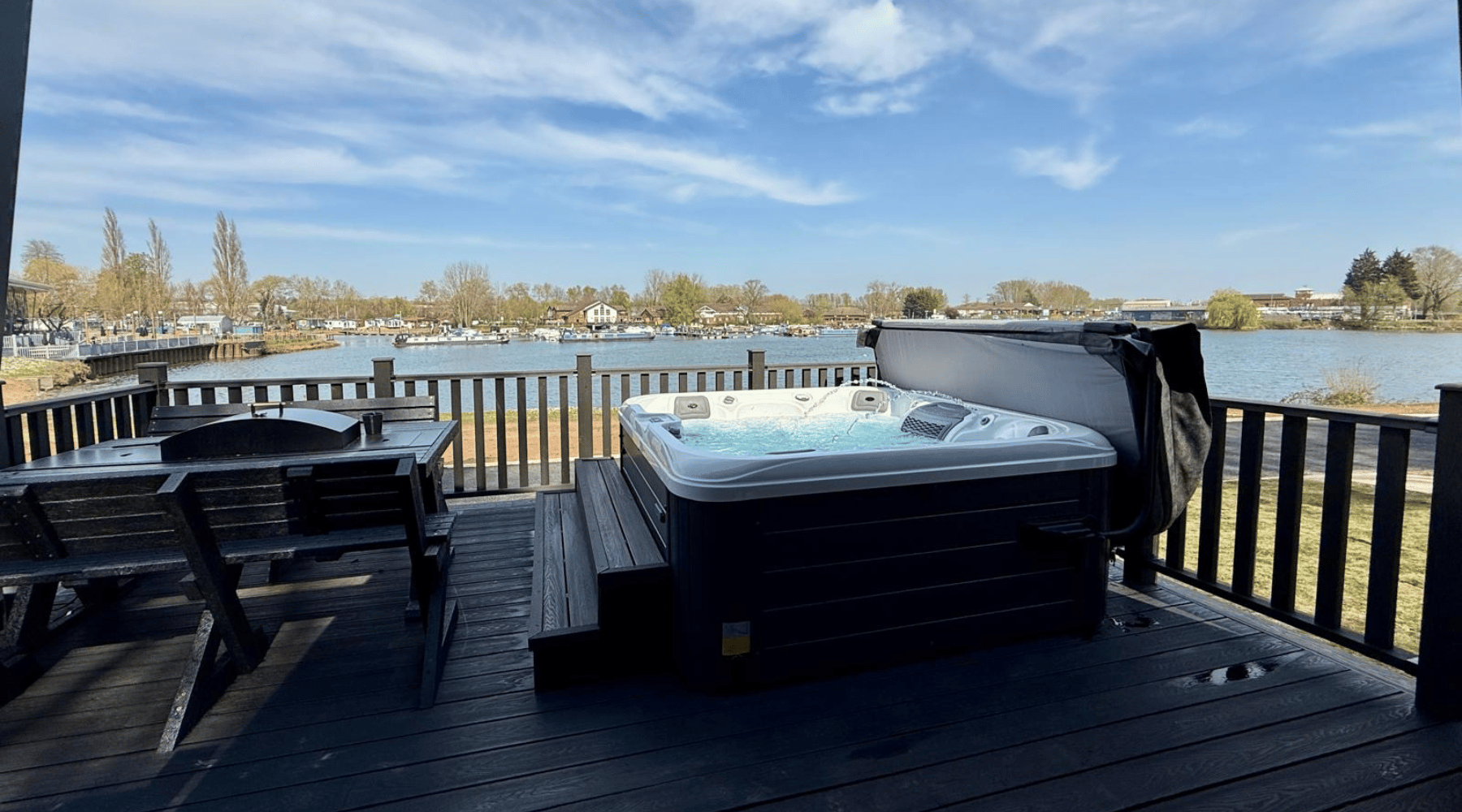 Meadow Bay Retreat 2 Bed with Hot Tub - Image 1