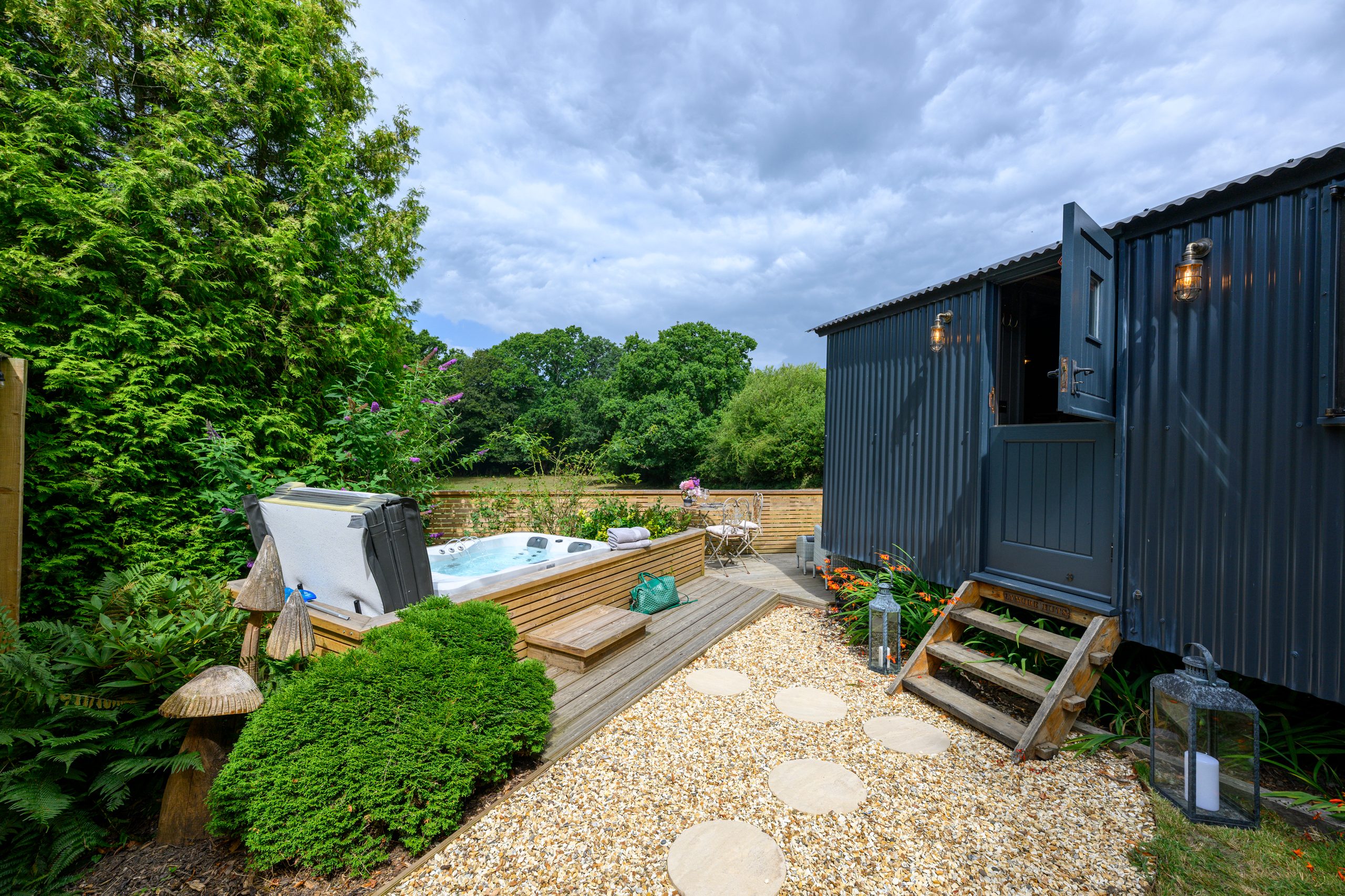 Bramble Hut - Image 1
