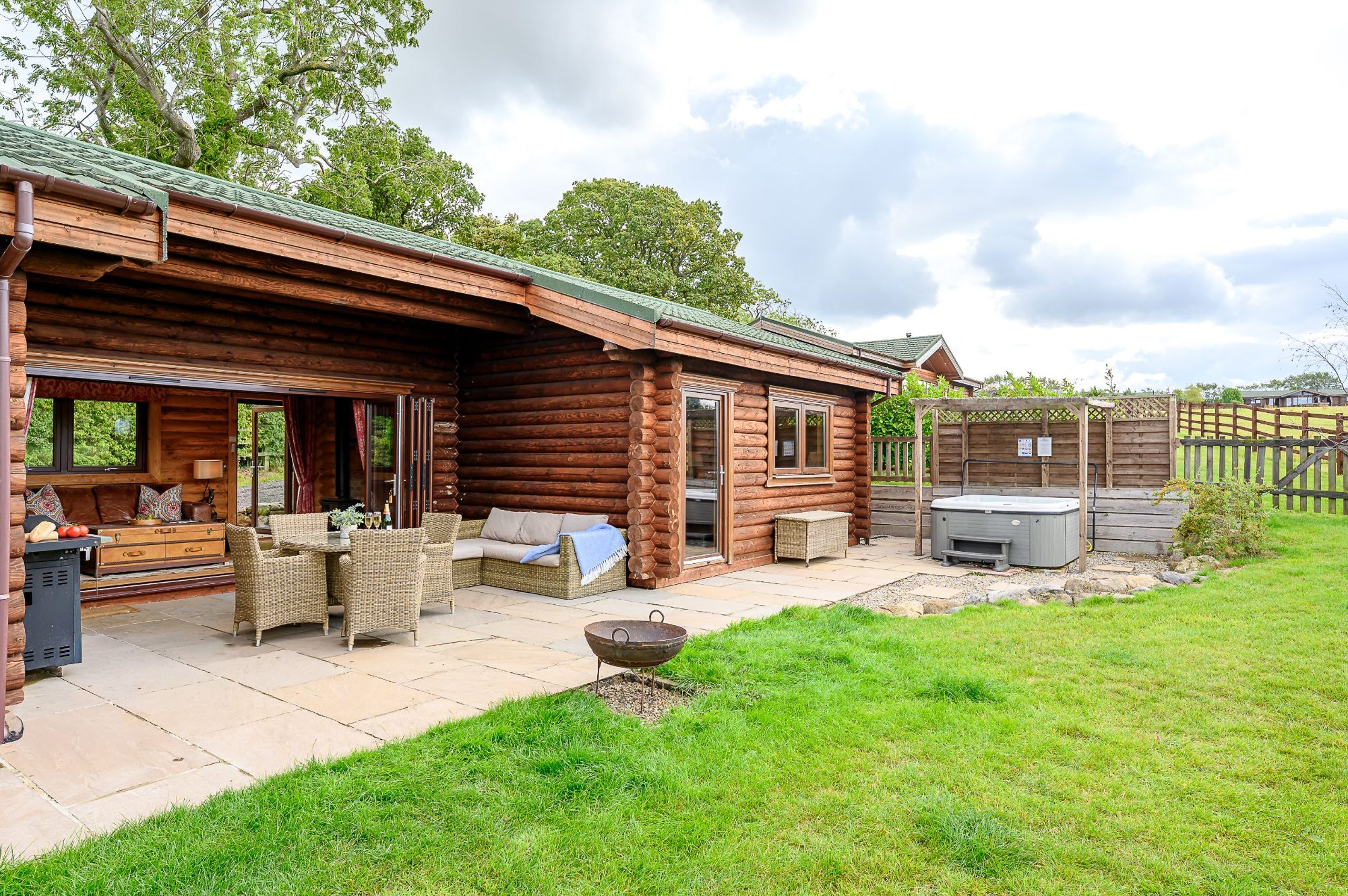 Hunters Lodge - Image 1
