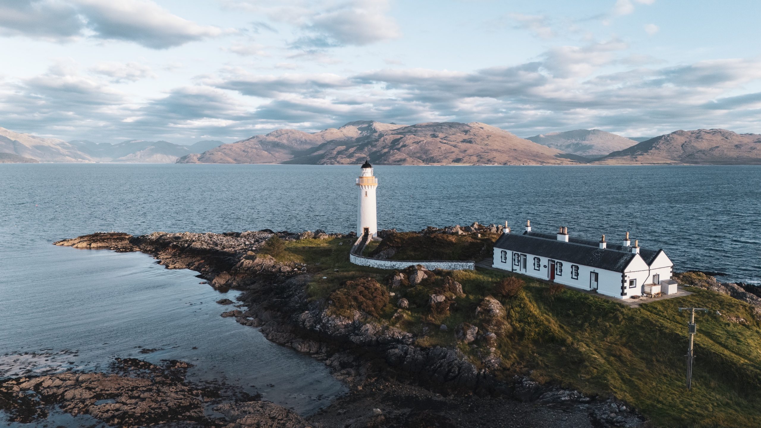 Eilean Sionnach Lighthouse Cottage - Image 1