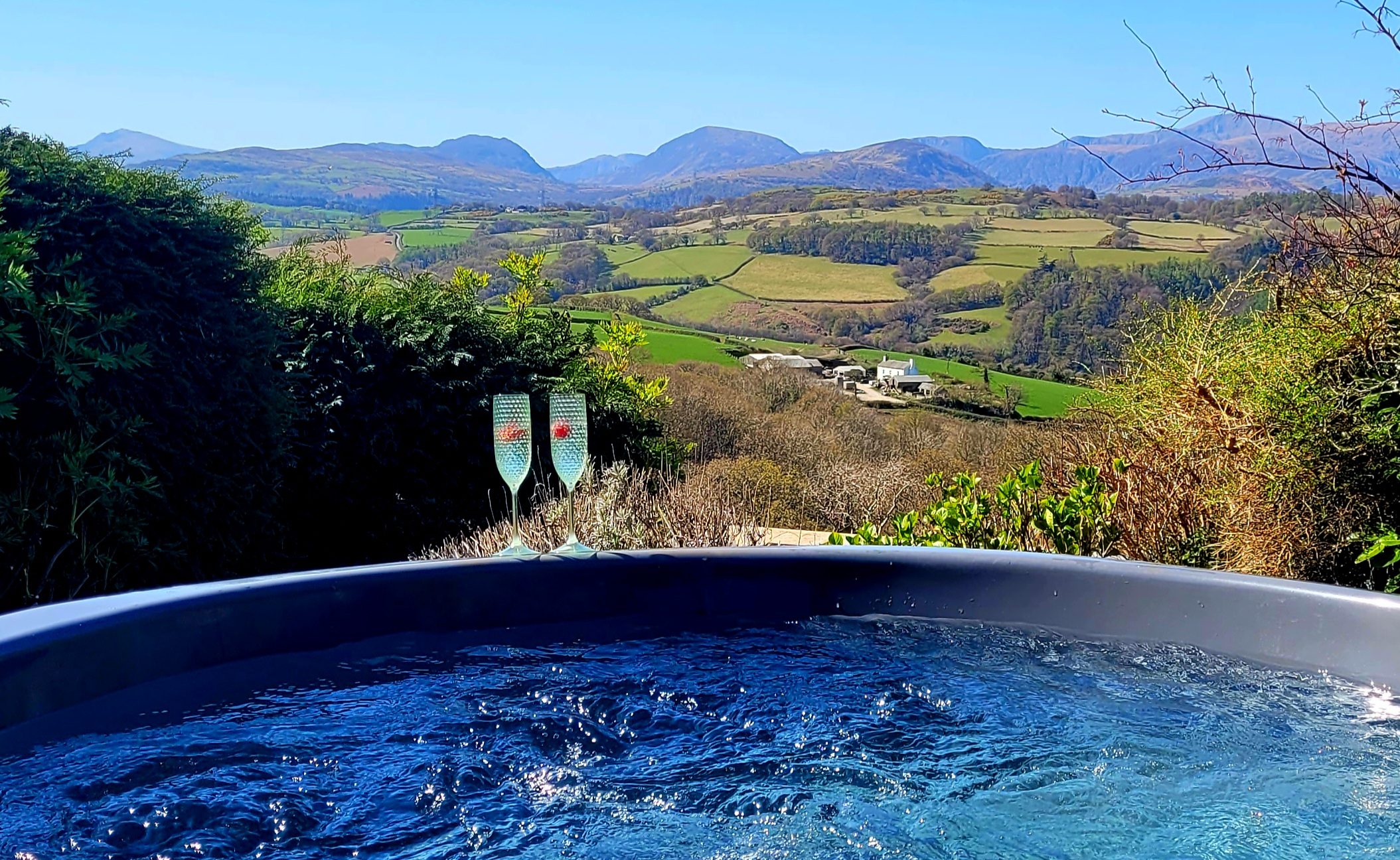Ty Farm Retreat Mountain View and Hot Tub - Image 1