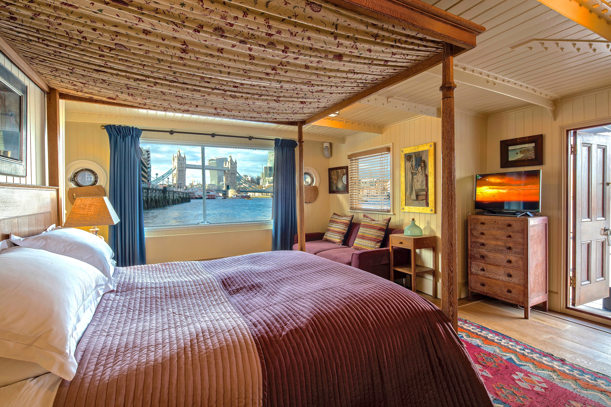The Harpy Houseboat - Image 1