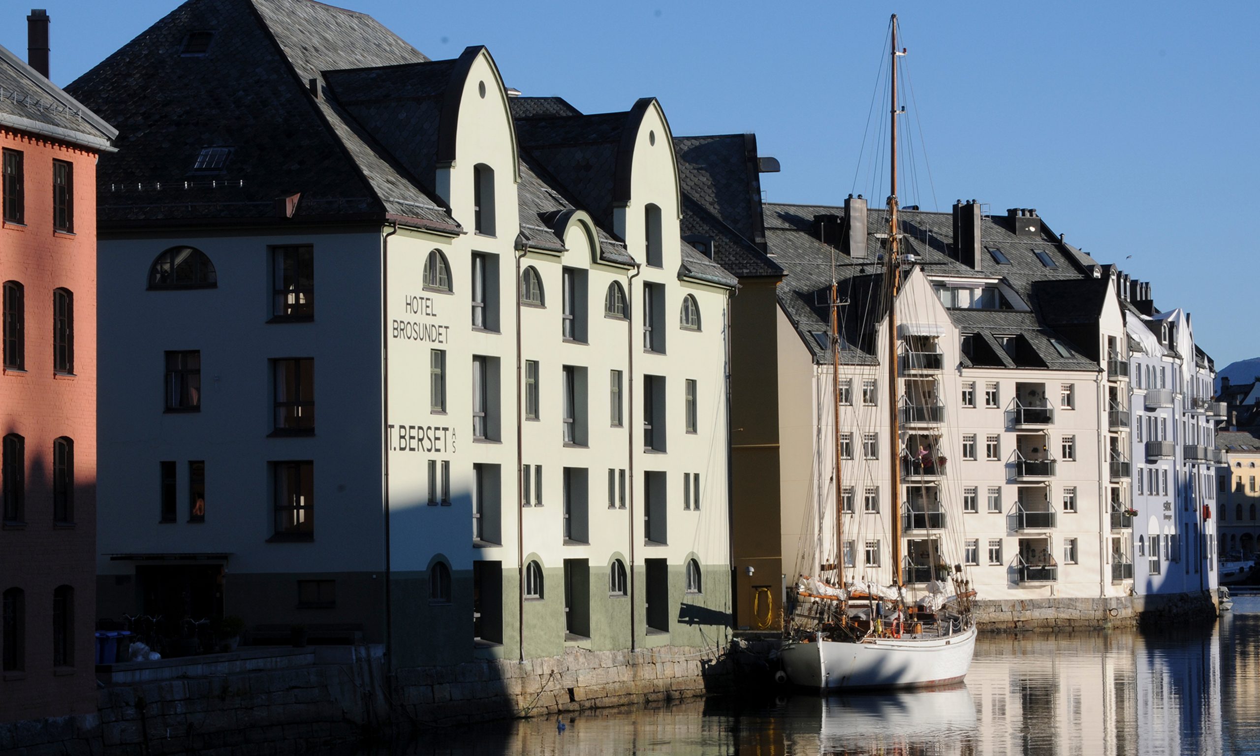 Hotel Brosundet - Image 1