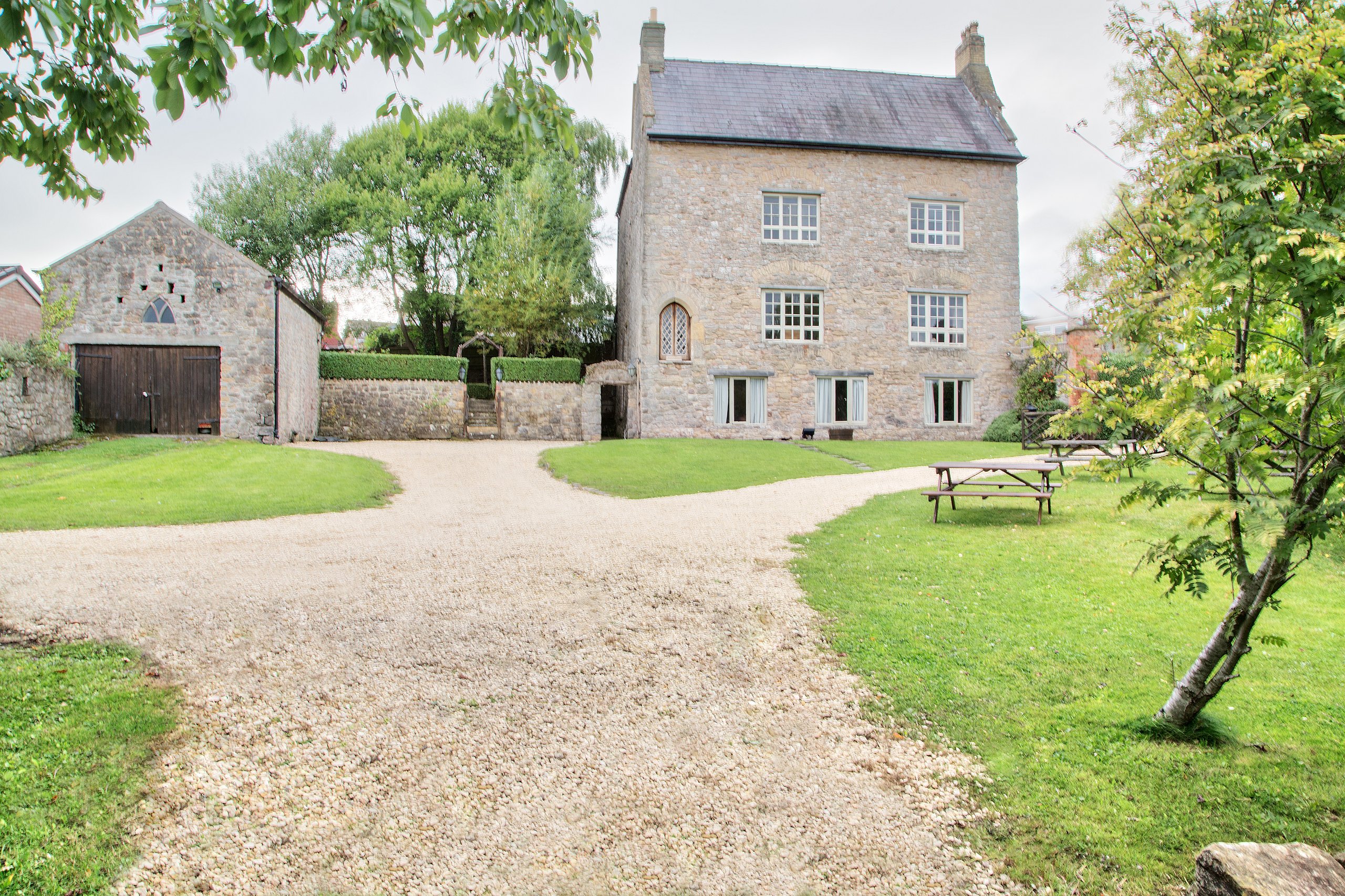 Llanthony Secunda Manor