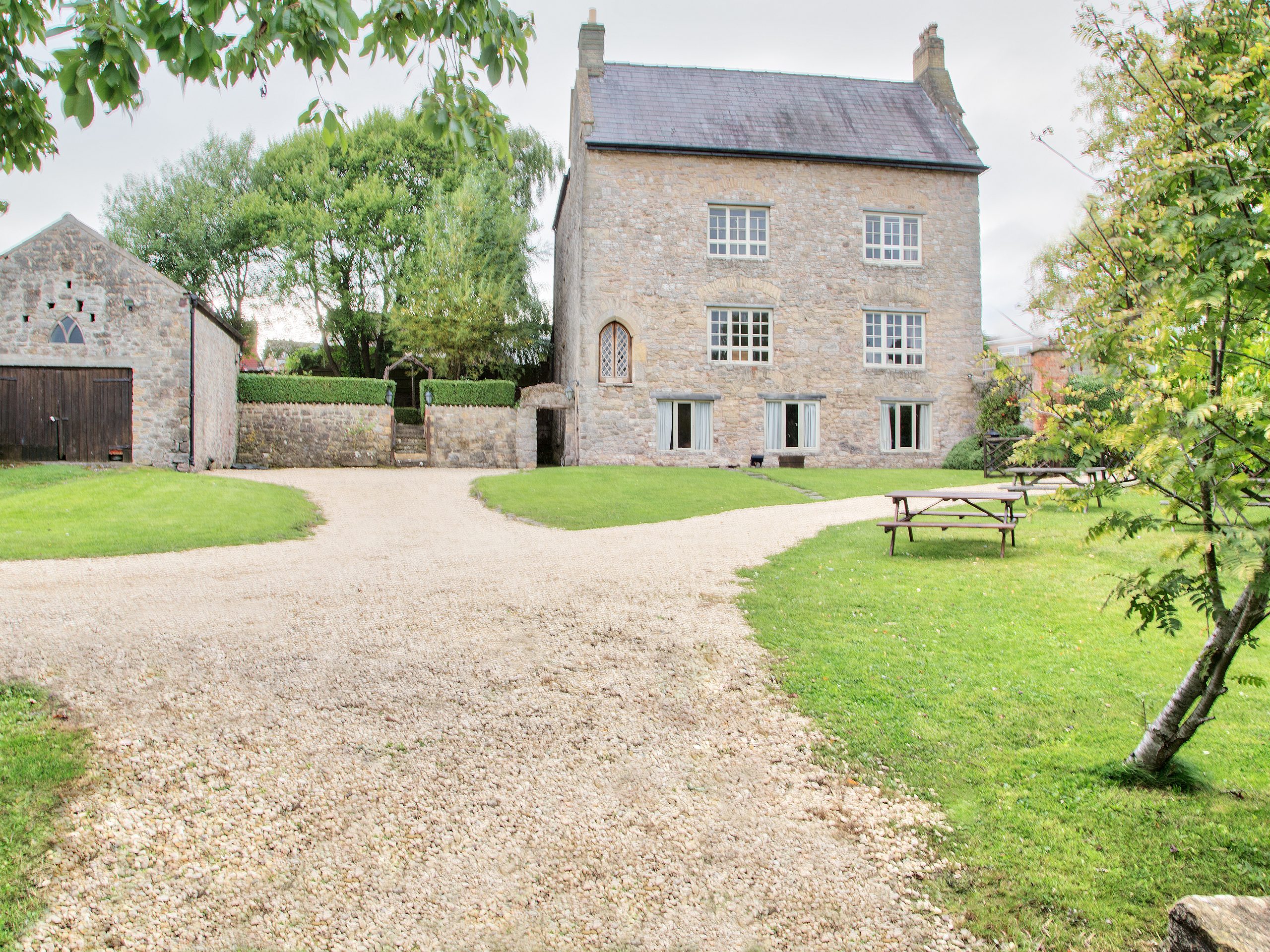Llanthony Secunda Manor