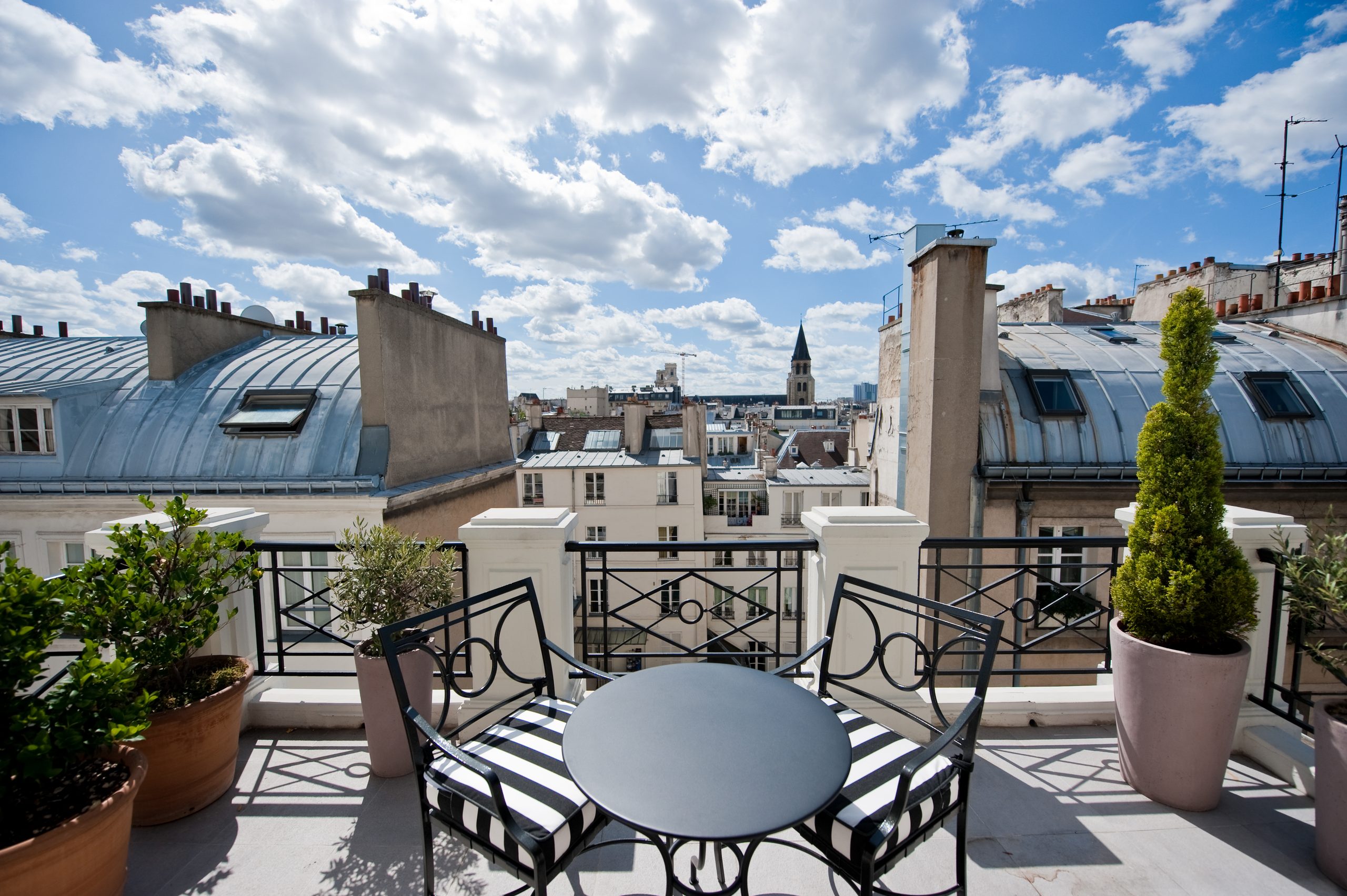 L'Hotel - Image 1