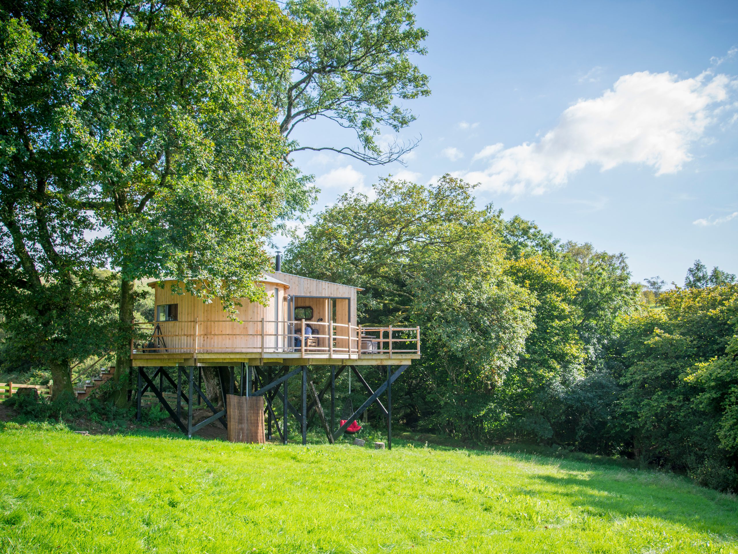 Ty'r Onnen Treehouse